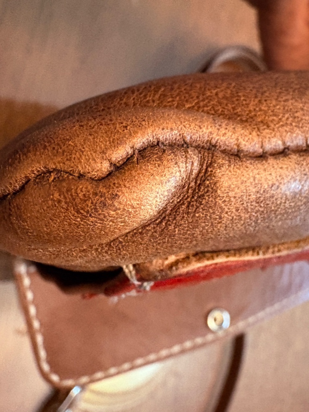 Roots Tribe Leather, Maple Leaf Urban Crossbody Pouch - Picture 5 of 9